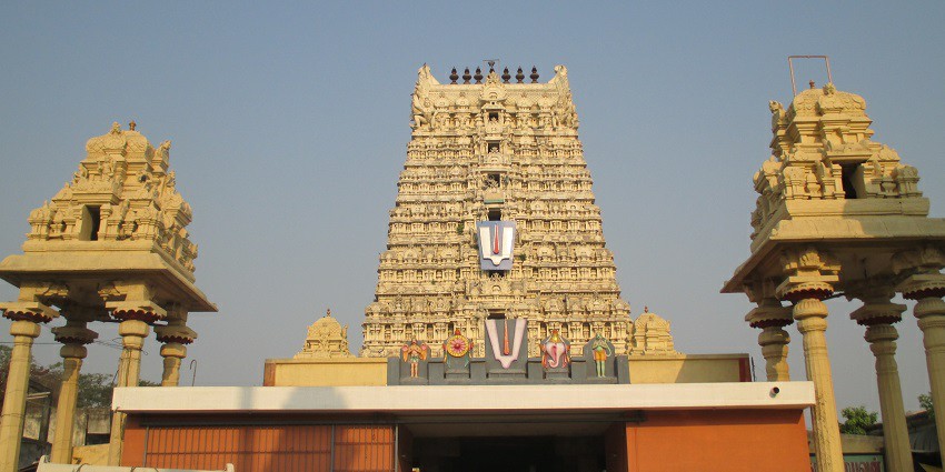 Ulagalantha Perumal Temple, view of the intricately carved temple top