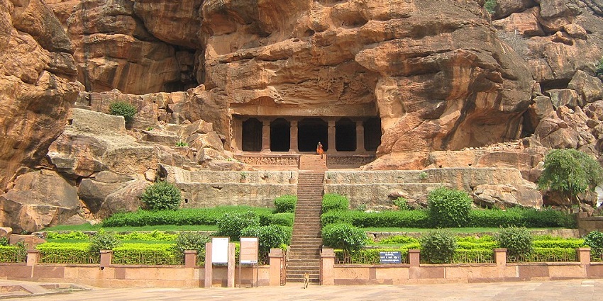 One of the places to visit in Karwar is Ulavi Caves which are historical old caves.