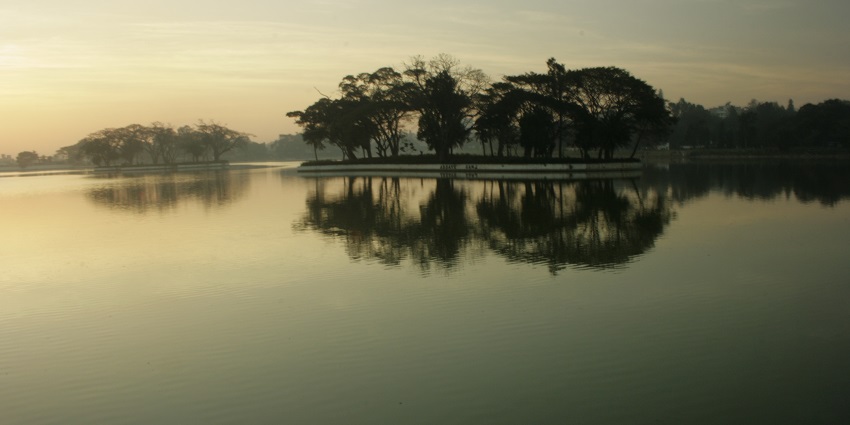 A serene view of Ulsoor Lake, located in Bangalore.