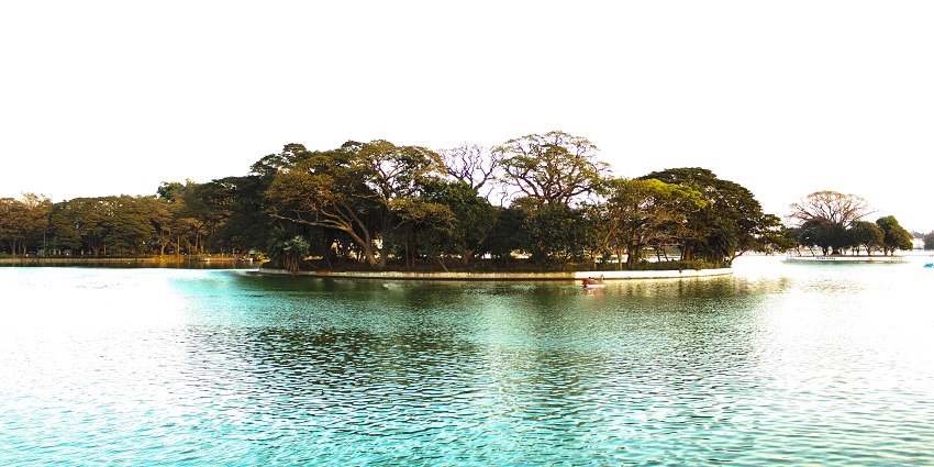 An image of Ulsoor Lake which is one of the places to visit in Bangalore on weekends.