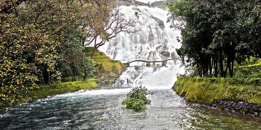 A view of Umbrella Falls in Bhandardara, one of the best places near Navra Navri Fort.