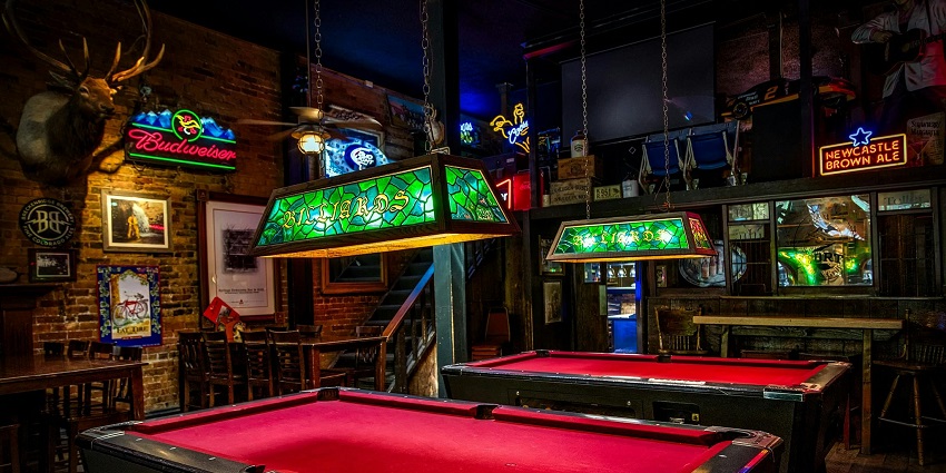 The rave party in Lucknow sports bar serving delicious food and drinks.