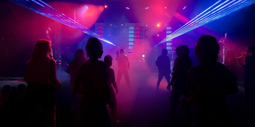 An image of a hidden club hosting electrifying parties with an intimate atmosphere.
