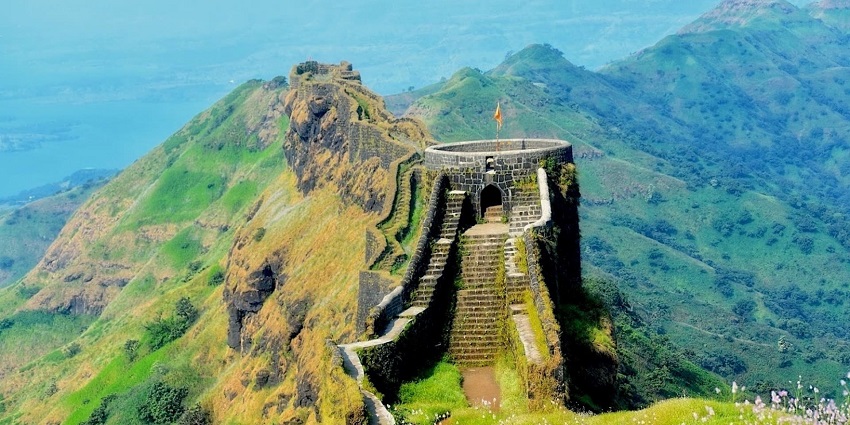 Underi Fort features historic ruins, coastal views, and Maratha defence