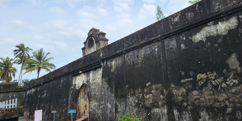 A glimpse of the historic Underi Fort, one of the famous places to visit near Alibaug.