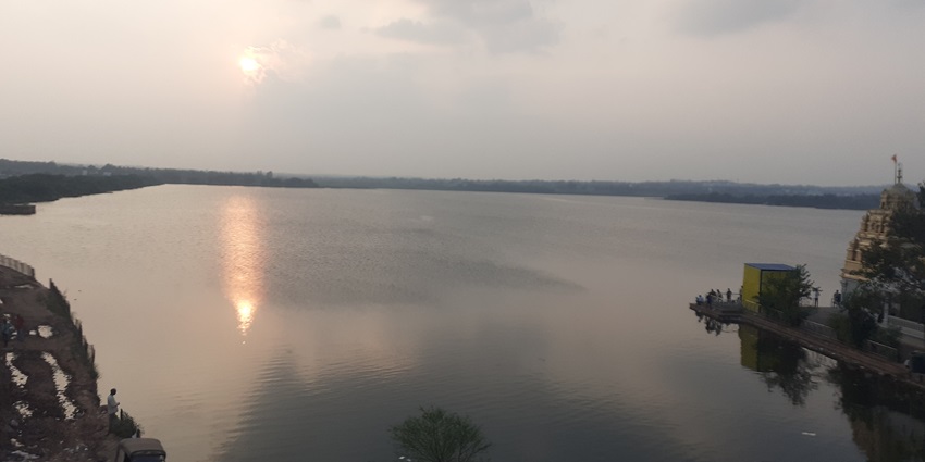 Places to visit in Dharwad feature Unkal Lake, picturesque spot for picnics and sunsets.
