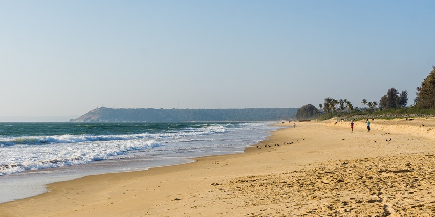 A picture of the scenic Vengurla Beach in Malvan with golden sand spread across
