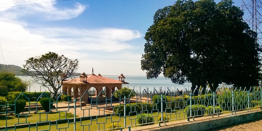 Upper Lake, a serene spot, is one of the best places to visit in Bhopal with friends.
