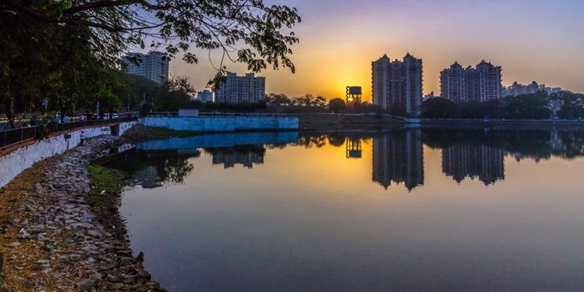Places to visit in Thane for couples feature serene lake with greenery, perfect for romantic strolls and relaxation.