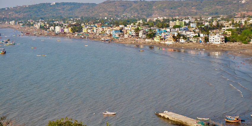 A picture of Uttan beach with calm waters, making this one of the best places to visit near Borivali.