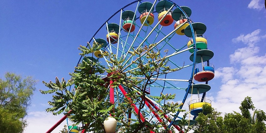 A huge ferris wheel seen at VGP Universal Kingdom, a famous theme park in Chennai