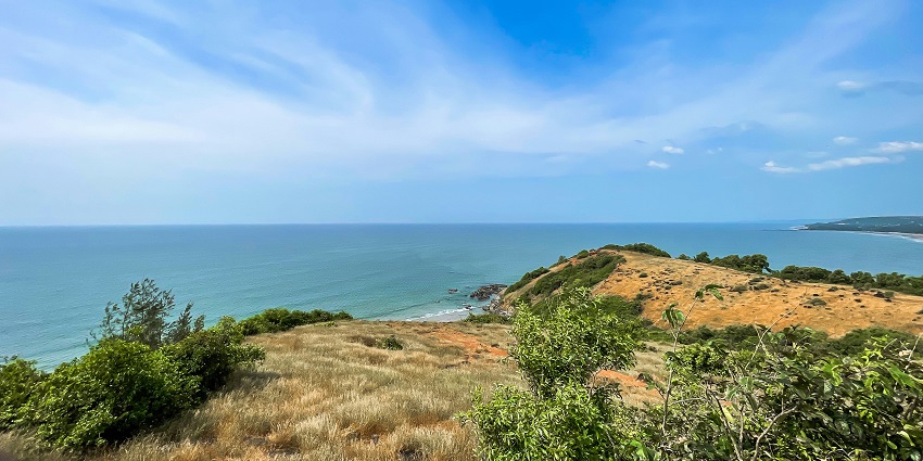 A bird’s eye view of the Vagator Beach, a scenic beach near the Bodgeshwar Temple.