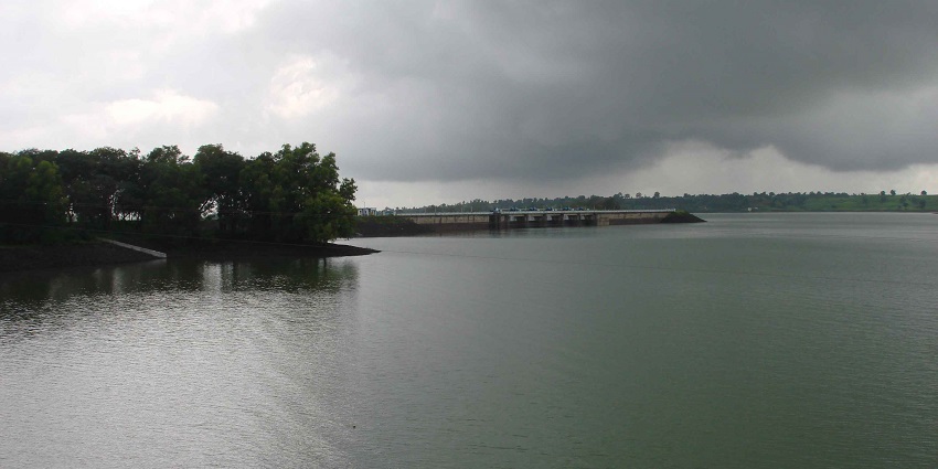 А picturesque fort built on cliffs with a tranquil view of the Vaitarna River.