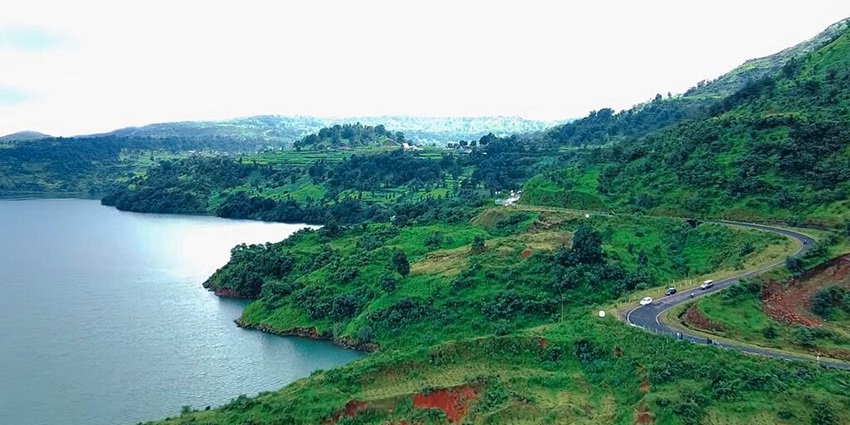 -The panoramic view of Ghoti Vaitarna road along with the Waki Lake, one of the famous places for camping in Igatpuri.