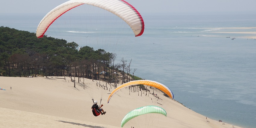 Enjoy a thrilling evening while paragliding in Daman at this place.