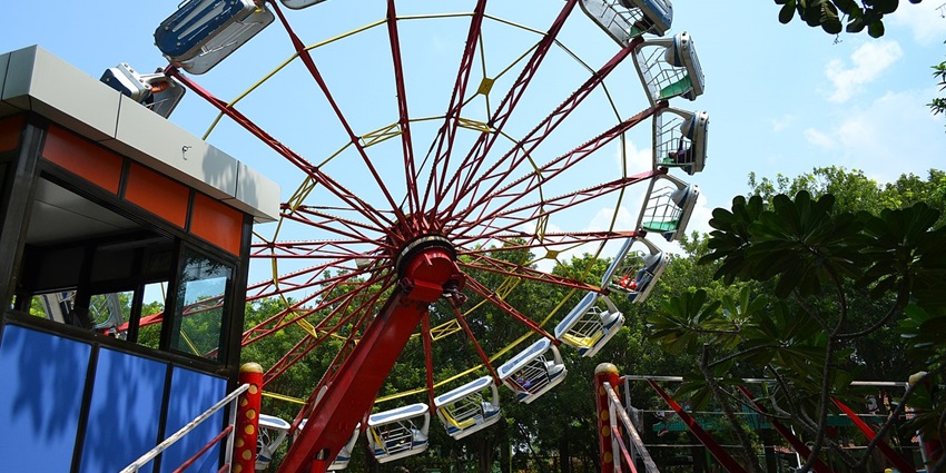 Image of a thrilling ride in Vardhaman Fantasy park, one of the fun spots in Thane
