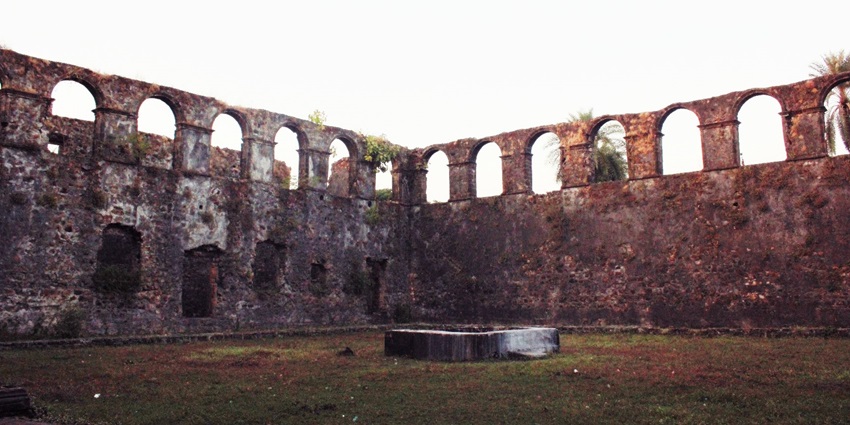 Vasai Fort, a serene place for couples, offers stunning sea views and greenery.