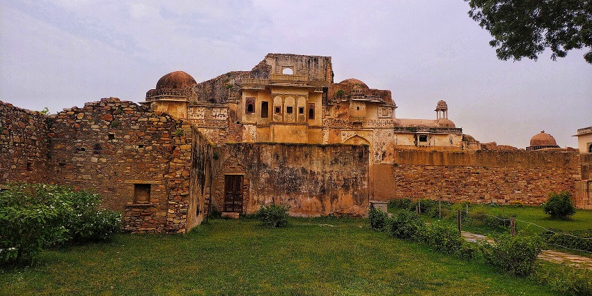 A view of the rustic Vasantgad Fort, one of the top places to visit in Karad, Maharashtra.