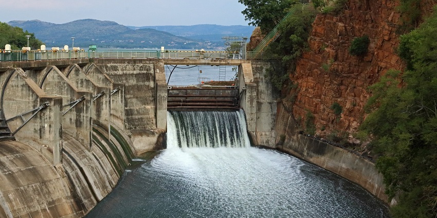 The Veedur Dam near the majestic Periyar Waterfalls offer a mesmerising view of sunset.