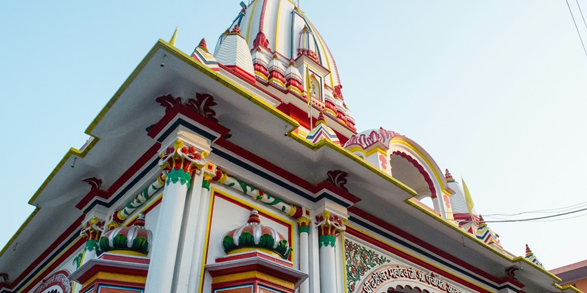 A view of the Veer Maruthi Temple adorned with colourful hues and designs.