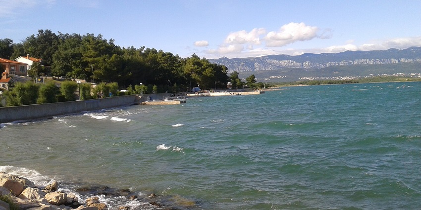 Stunning view of Vela Riva Beach, showcasing golden sands and clear blue waters.