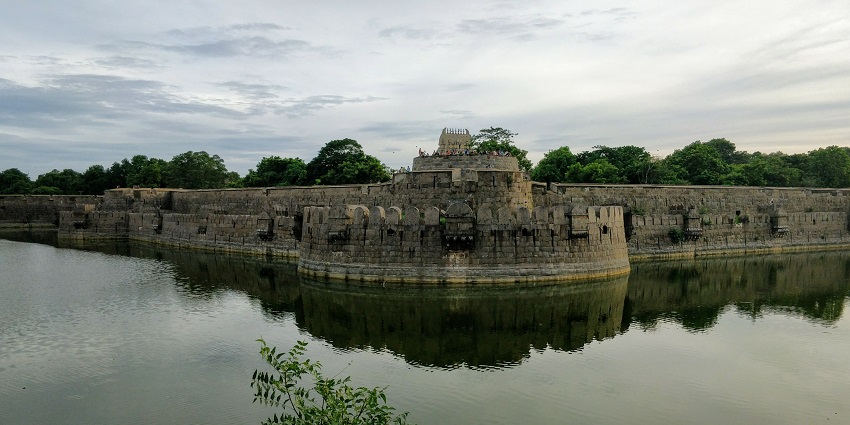 Bustling city famous for Vellore Fort and golden temple