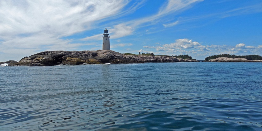 A glimpse of Vengurla Lighthouse with panoramic views of coastline and Arabian Sea.
