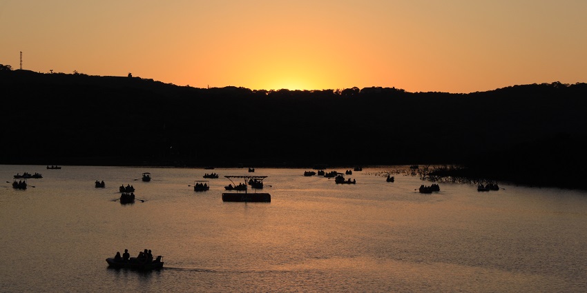 Golden sunset at Venna Lake, a popular destination near Pratapgad Fort for scenic views!