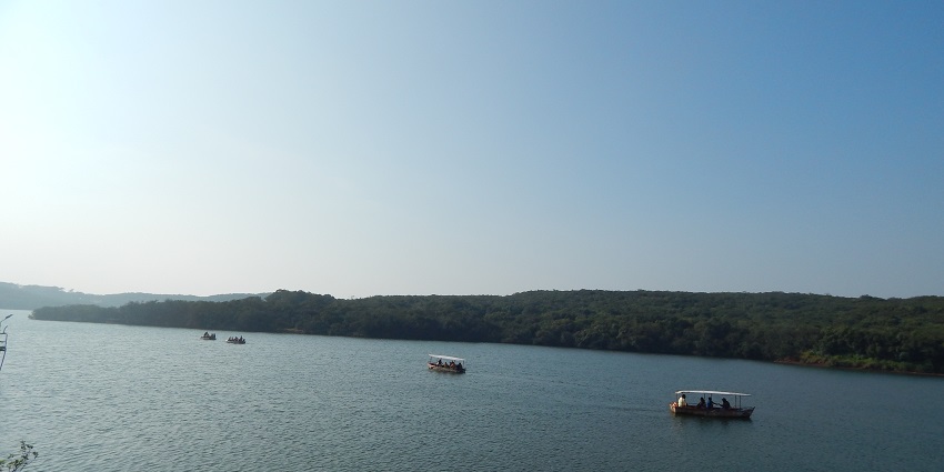 Venna Lake, a popular destination near Mahabaleshwar Fort, is surrounded by lush greenery and hills