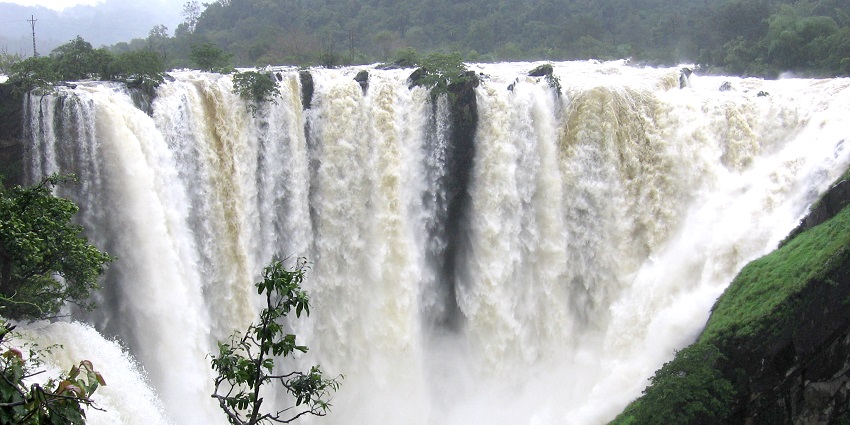 Scenic view of Vibhooti Falls, cascading below the rocks.