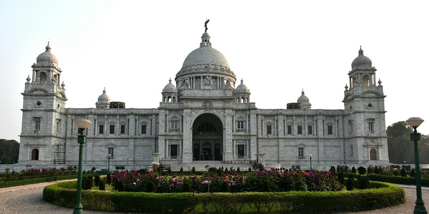 Majestic marble monument dedicated to Queen Victoria, showcasing history.