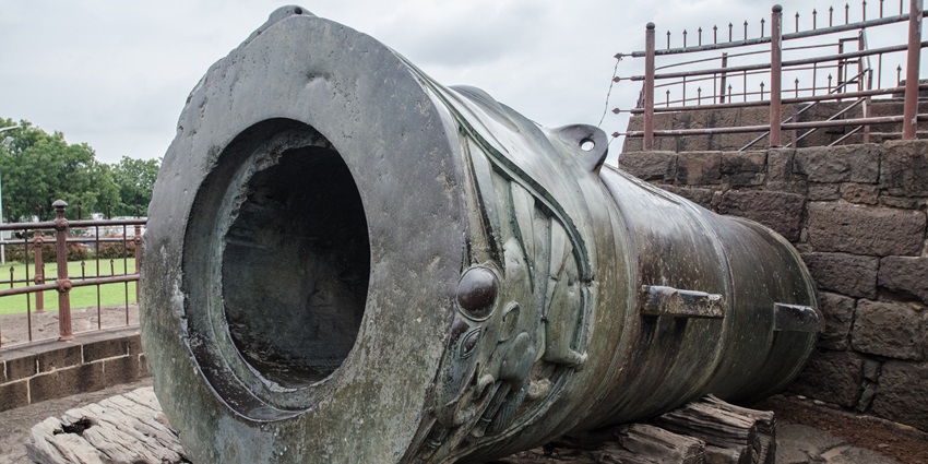Discover the massive cannon Malik-e-Maidan, a fascinating site for what to do in Vijayapura.