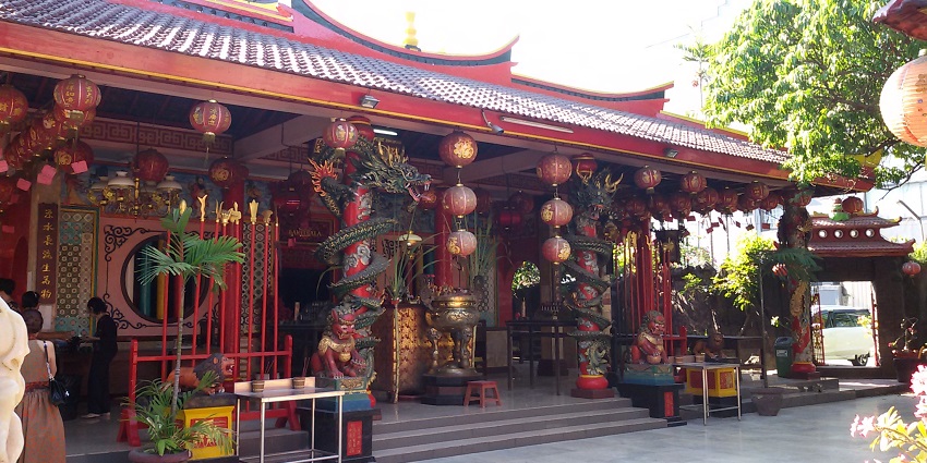 Vihara Dharmayana Kuta with the traditional Chinese Buddhist temple architecture.