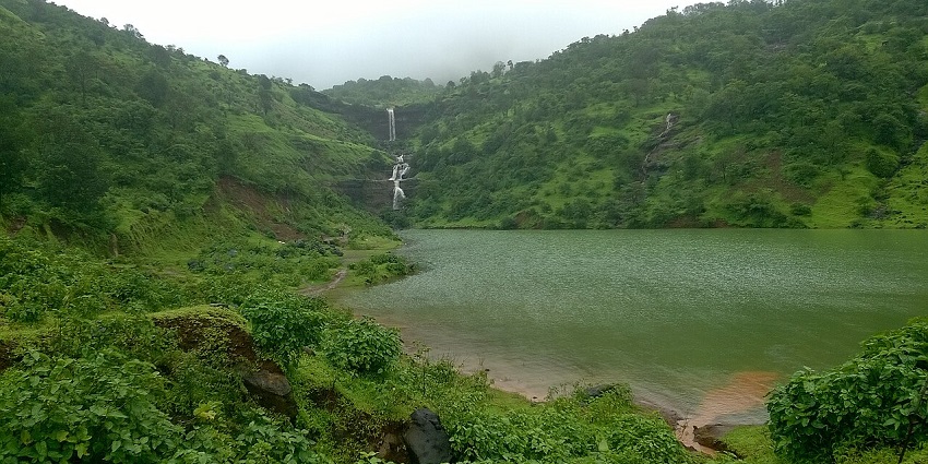 Places to visit in Igatpuri feature Vihigaon Waterfall, a stunning monsoon destination.