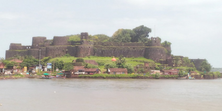 Vijaydurg Fort features stunning architecture and views, reflecting its history and beauty.