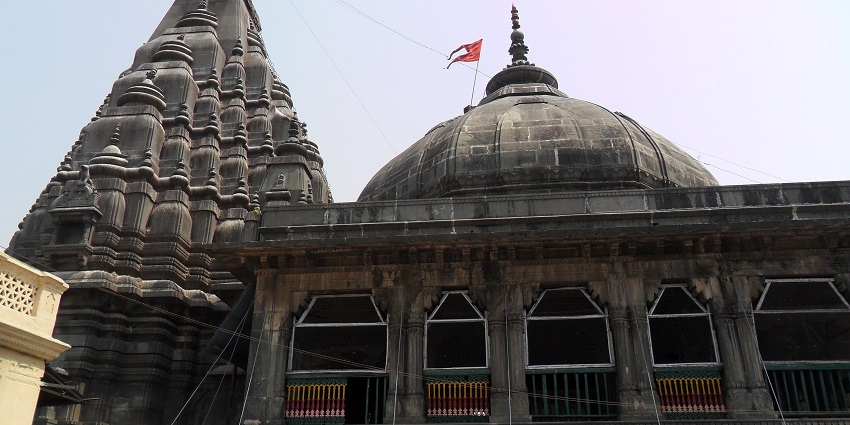 Vishnupad Temple in Gaya, Bihar, showcasing beautiful architectural details and an ornate spire.