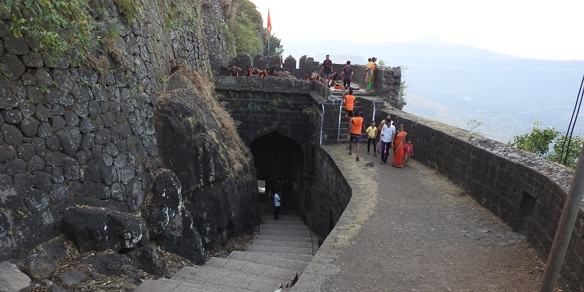 The image shows the majestic Ajinkyatara Fort, a famous tourist destination in Satara