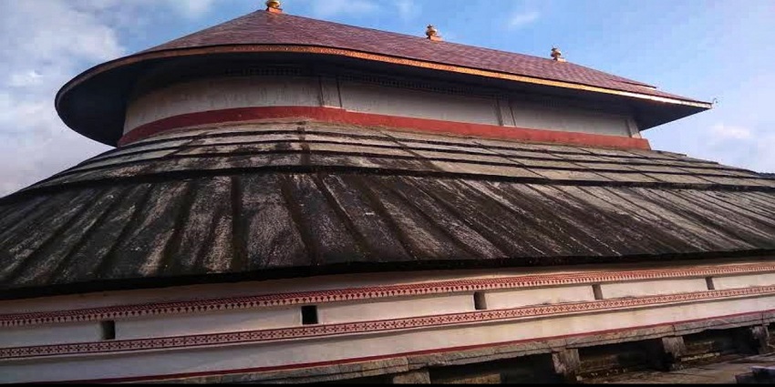 Explore the stunning architecture of Shri Ananteshwara Temple, a spiritual gem!