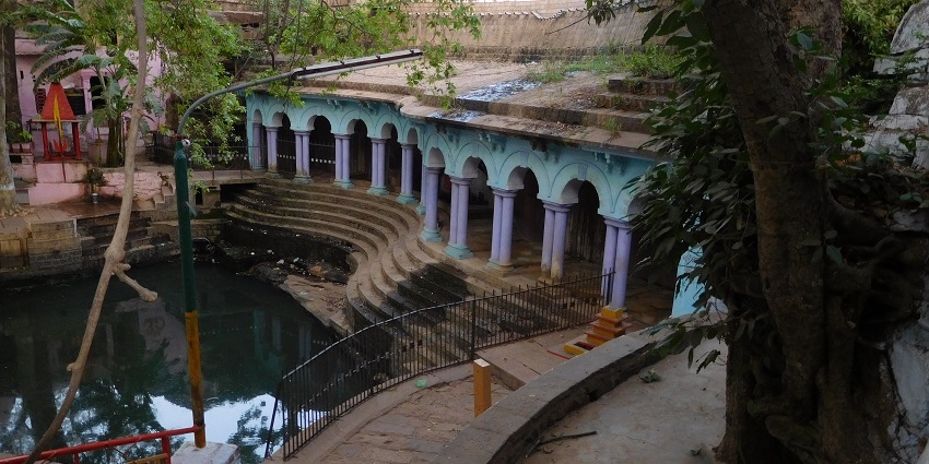 Exploring the famous Bhadaiya Kund is one of the scenic things to do in Shivpuri.