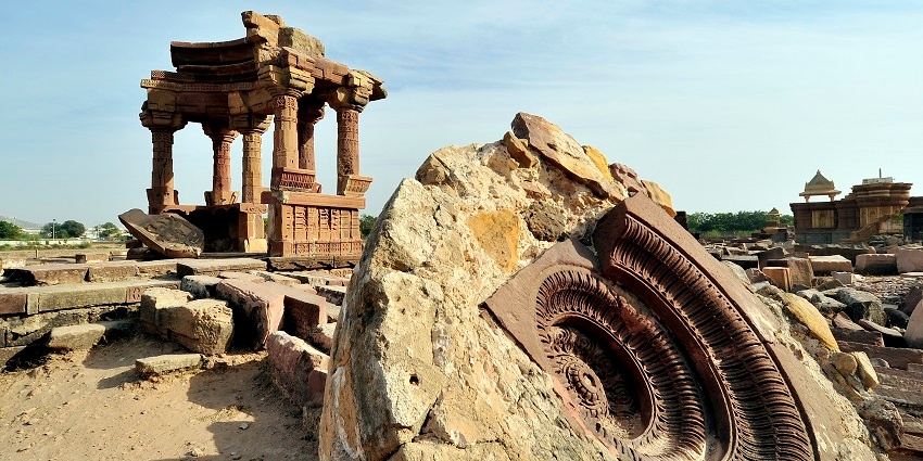 A view of intricate carvings of the Chhatri in Shivpuri surrounded by lush greenery.