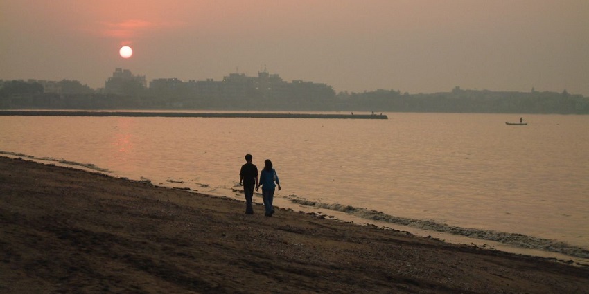 Chowpaity is a public beach situated along the Queen`s Necklace adjoining Marine Drive.