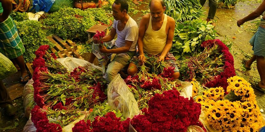 The Dadar Flower Market is open early in the morning, typically starting around 4 AM