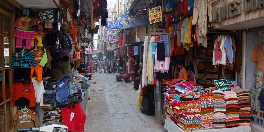Fashion Street is the Things to Do in Dadar where you can buy what's trendy in a pocket-friendly manner.