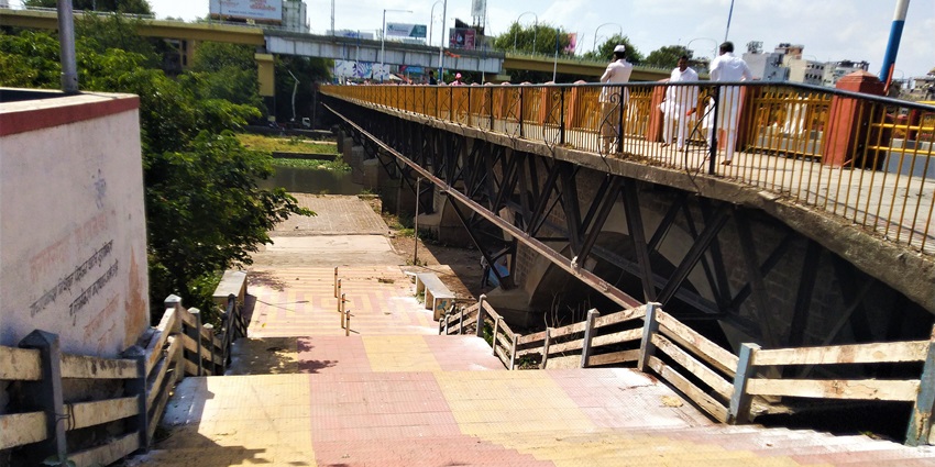 A picture of a stairway leading to the Ganesh Ghat in Kalyan