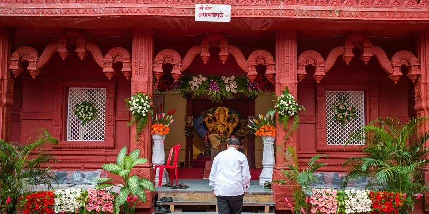 The idol of Lord Ganesh is special with ten hands and you can view it at the Hedvi Ganesh temple