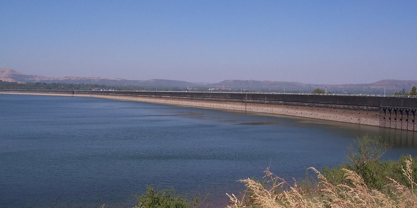  A panoramic view of Khadakwasla Dam, showcasing its expansive reservoir and greenery.