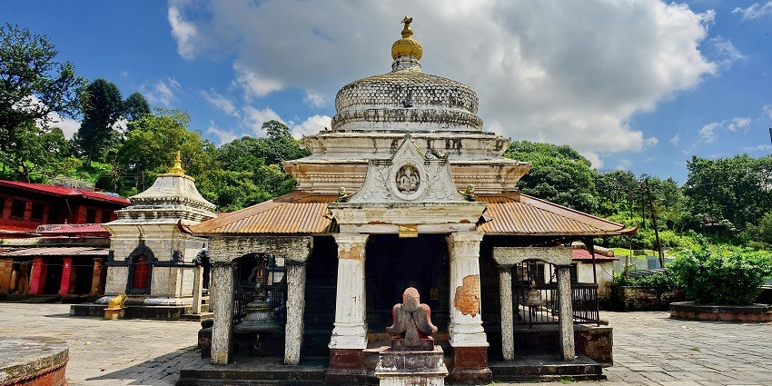 An image of the majestic Laxmi Narayan Mandir surrounded by lush greenery in Bhopal