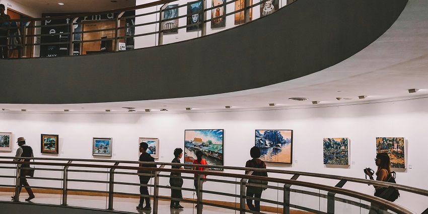 Art hanging on the wall of Monalisa Kalagram, visiting here is one of the most fun things to do in Koregaon park

