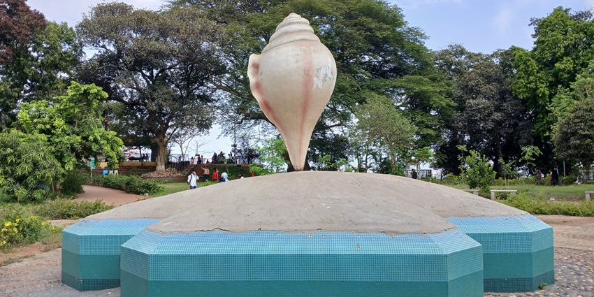 Explore the peaceful Nehru Park and Ashok Vatika are great for families and kids.