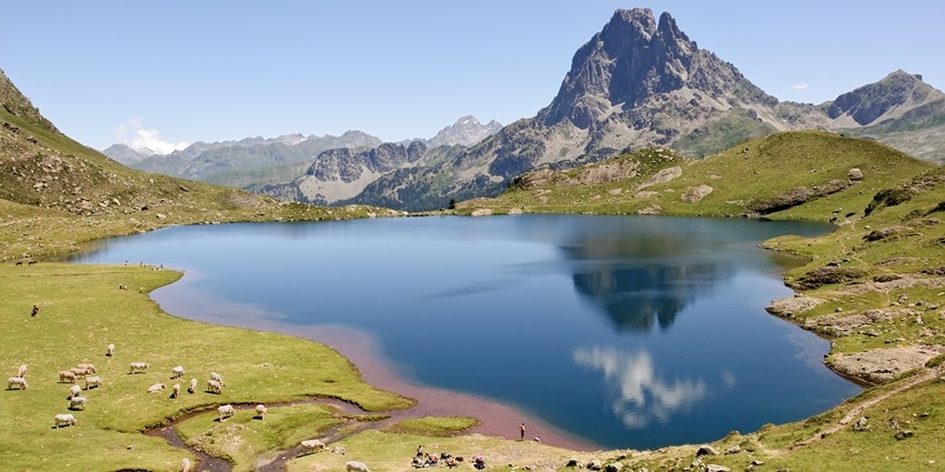 An image of a charming and serene lake under a clear sky similar to Nilavoor Lake